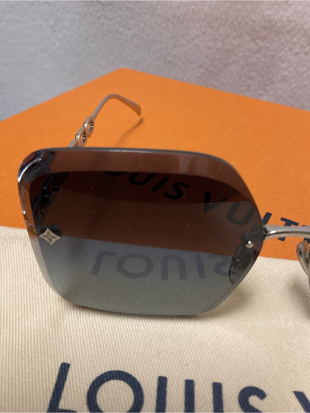 LV Jewel Square Sunglasses - Picture 4 of 16